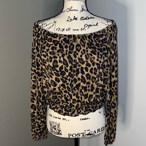 H&M Tops - H & M Crop Top ends at waist Size Small wear on or off the shoulders
